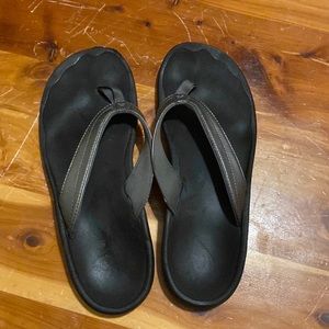 Olukai black flip flops size 10